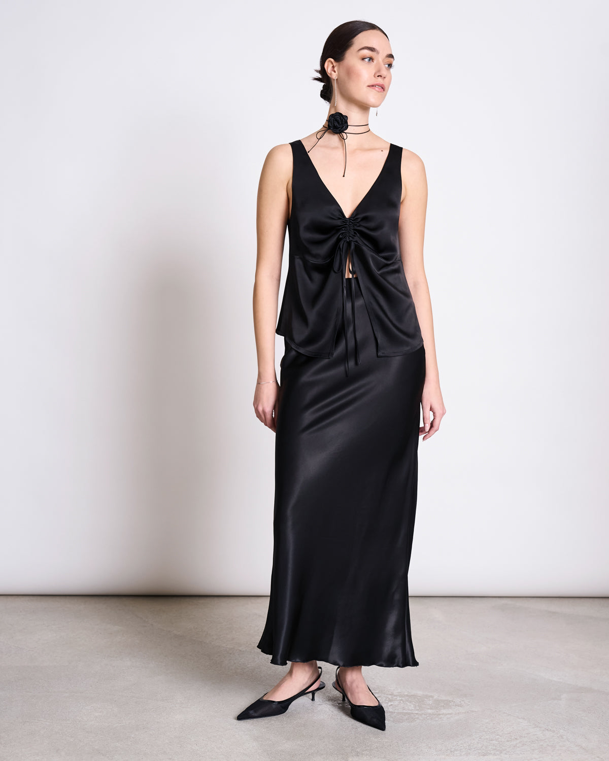 RUFFLED V-NECK TOP TALARA BLACK T-shirt jan-n-june 2