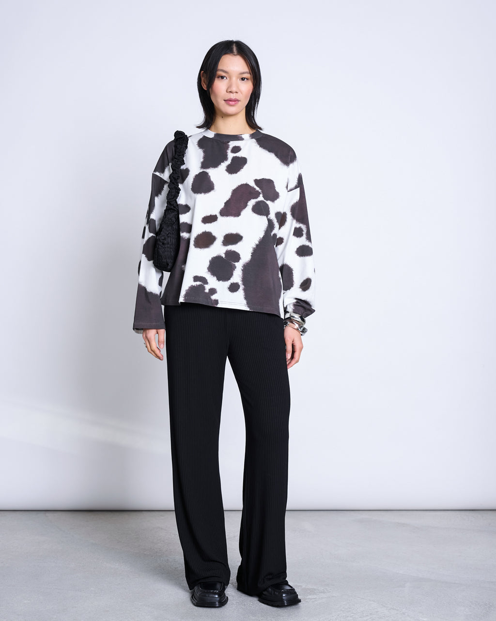 PRINTED OVERSIZED LONGSLEEVE CAMIA COW PRINT GOTS Longsleeve jan-n-june 2