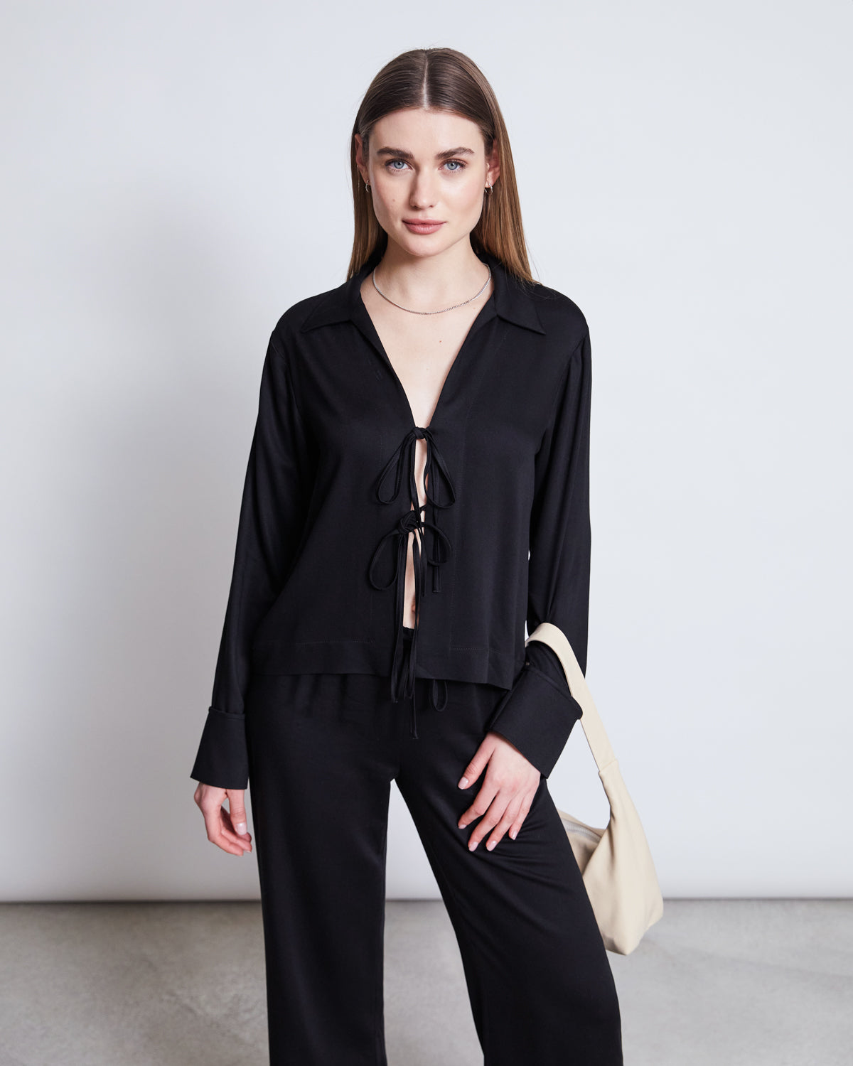 TIE BLOUSE KALUZ BLACK T-shirt jan-n-june 2